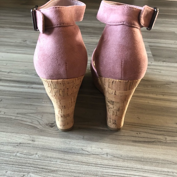 Marc Fisher SZ 10 pink suede platform wedge. - Picture 3 of 7